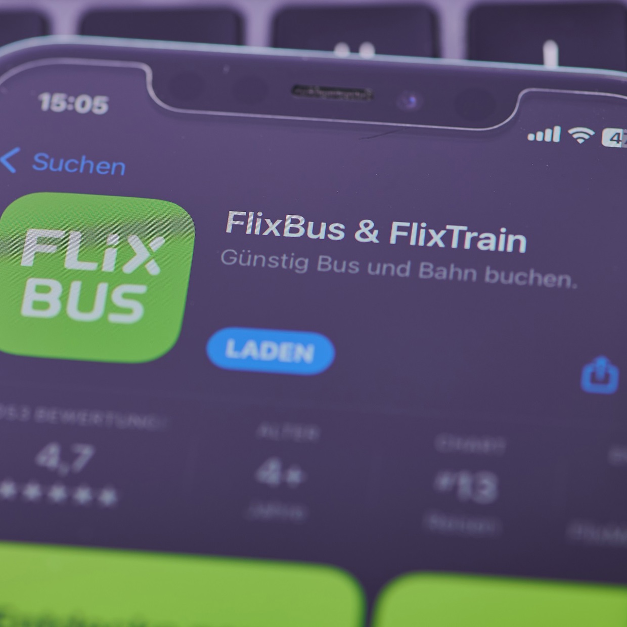 Ein Handy, das auf einem Tisch liegt und die FlixBus & Flixtrain App anzeigend